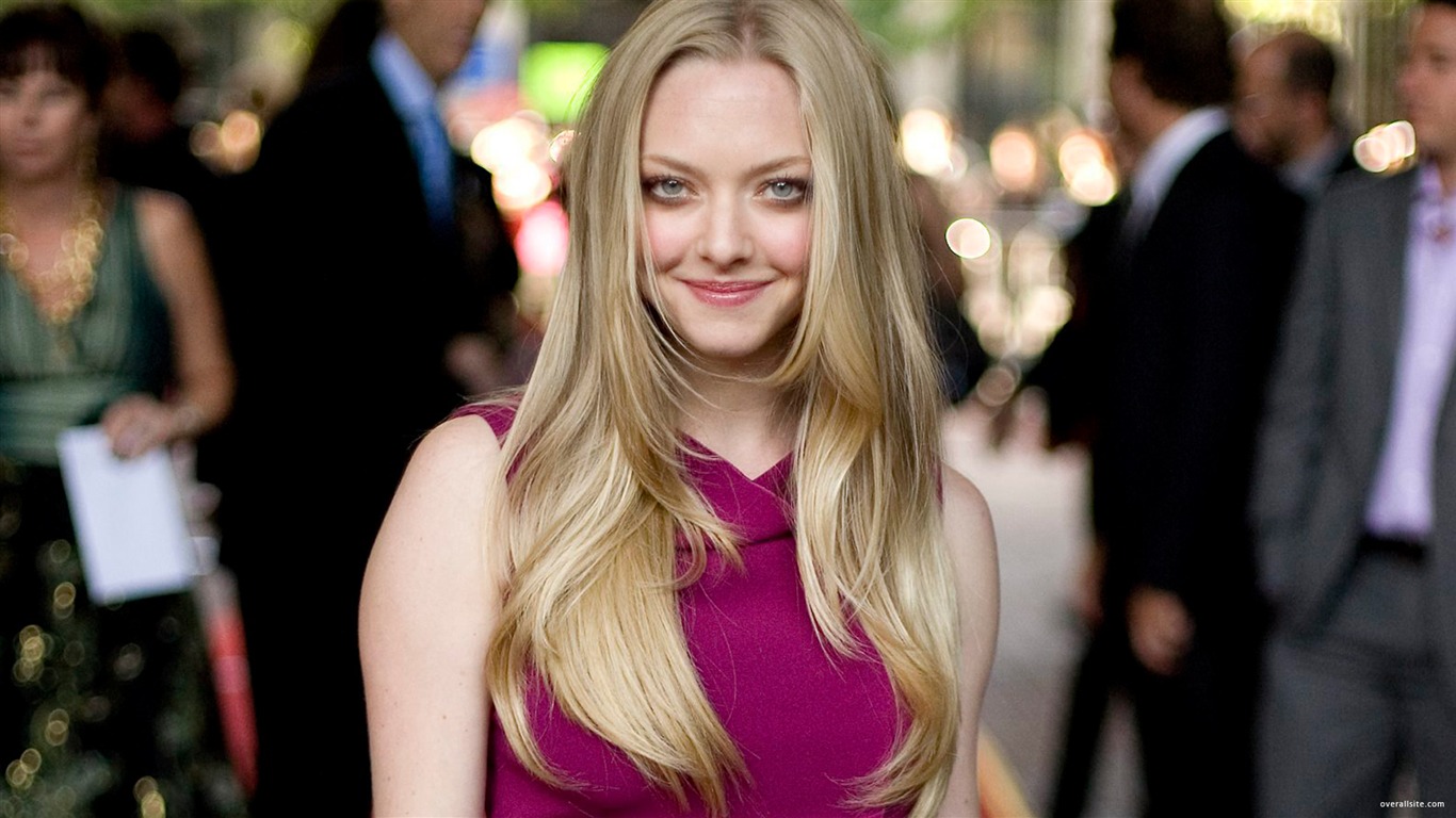 Amanda Seyfried beautiful wallpaper #15 - 1366x768