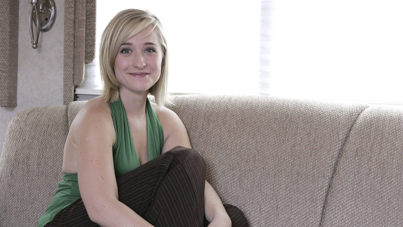 Allison Mack beautiful wallpaper #6 - 1366x768