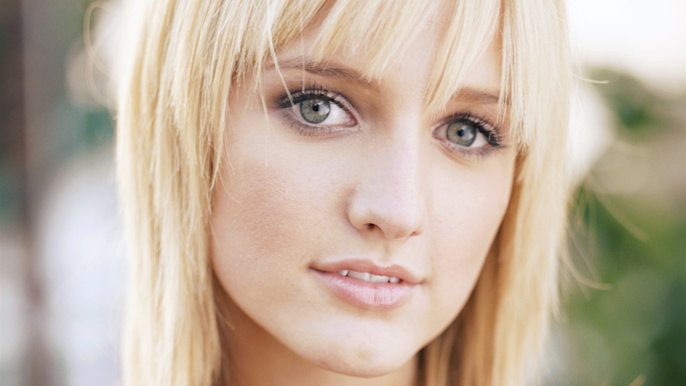 Ashlee Simpson beautiful wallpaper #1 - 1366x768