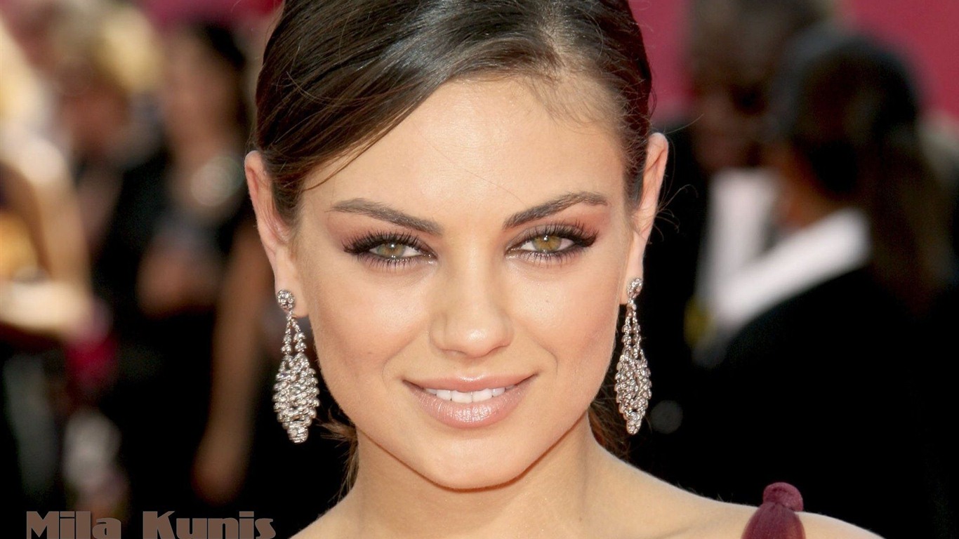 Mila Kunis hermosos fondos de pantalla #6 - 1366x768