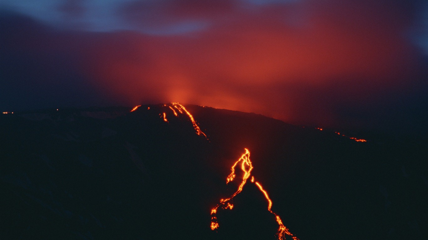 火山喷发的壮丽景观壁纸5 - 1366x768