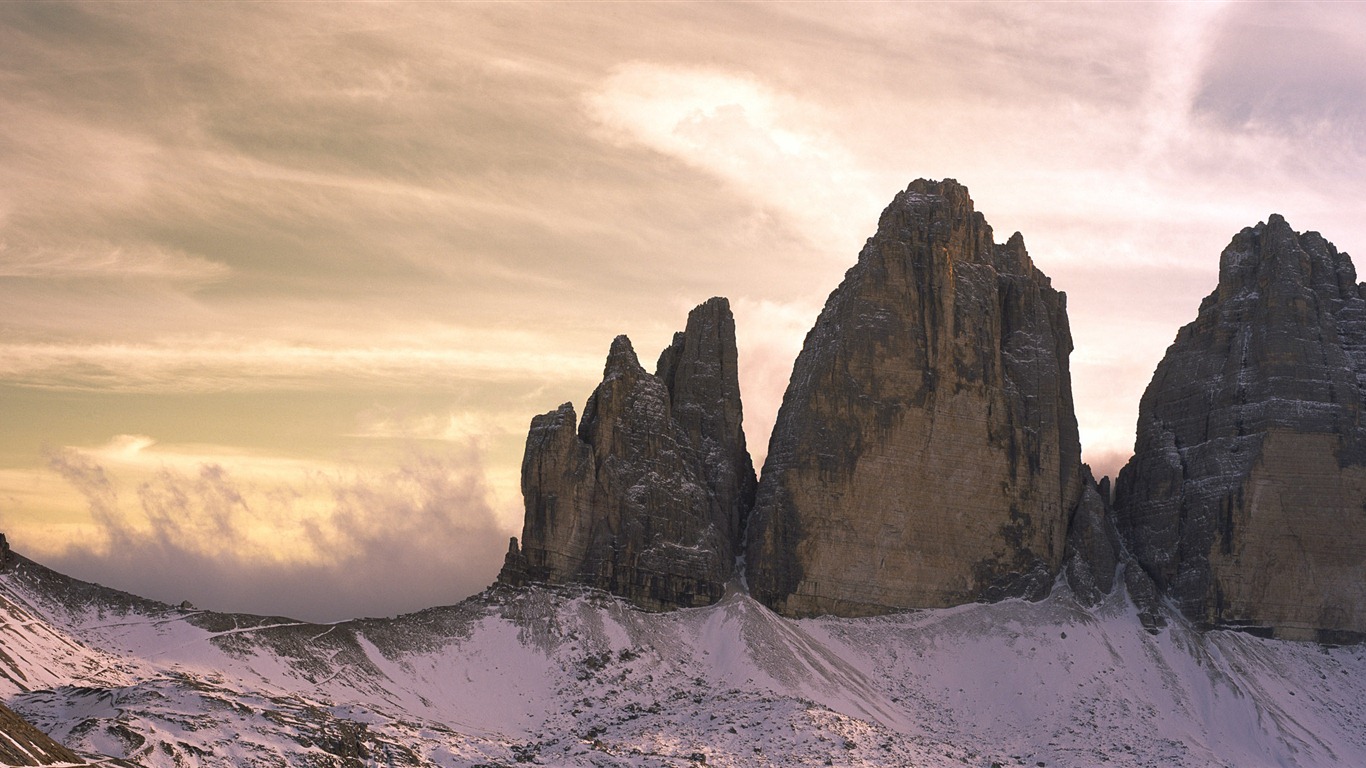 Windows 8 offiziellen Panorama Tapete, Wellen, Wälder, majestätische Berge #13 - 1366x768