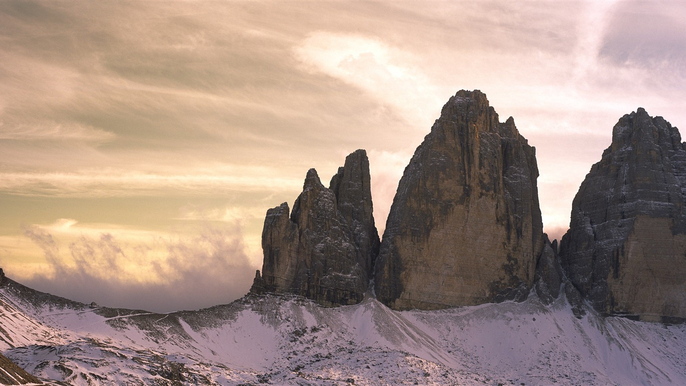 Windows 8 官方全景主題壁紙，海浪，森林，雄偉高山 #13 - 1366x768