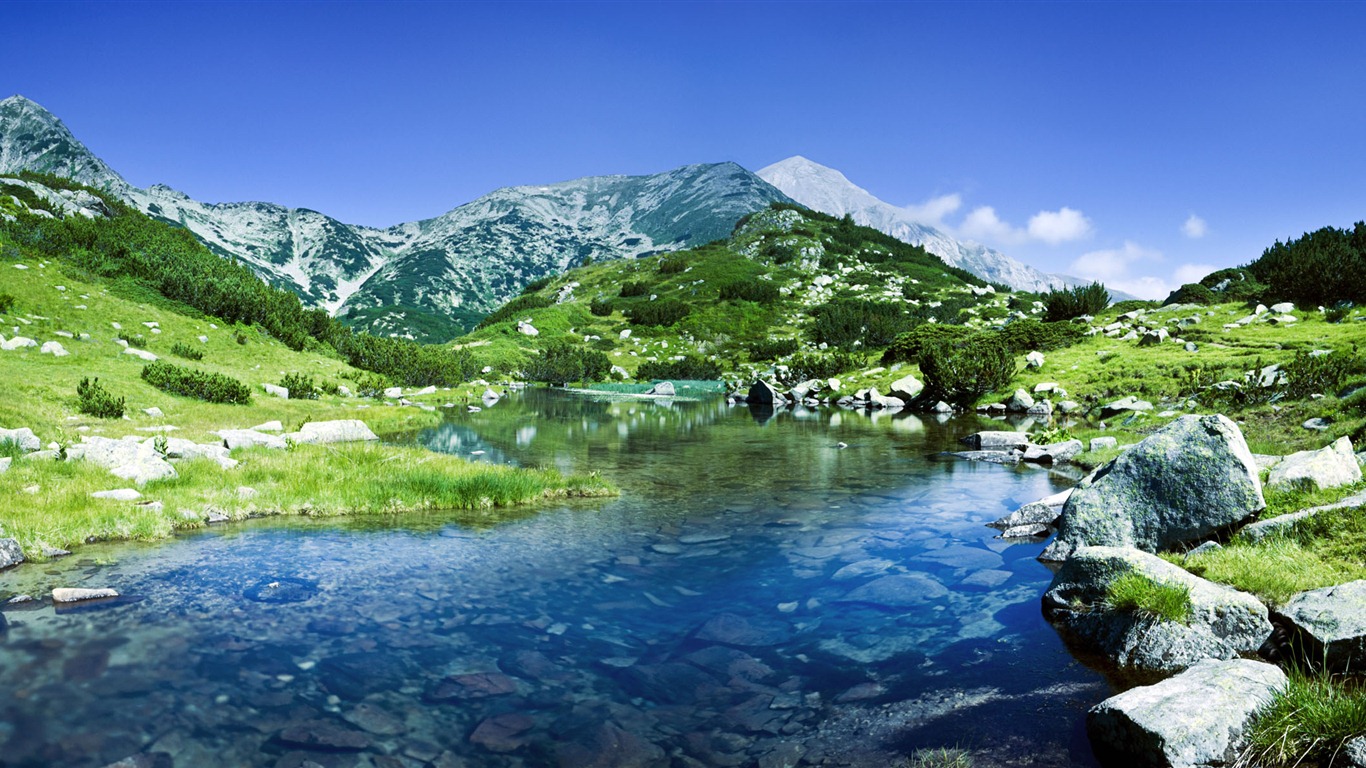 Windows 8 offiziellen Panorama Tapete, Wellen, Wälder, majestätische Berge #17 - 1366x768