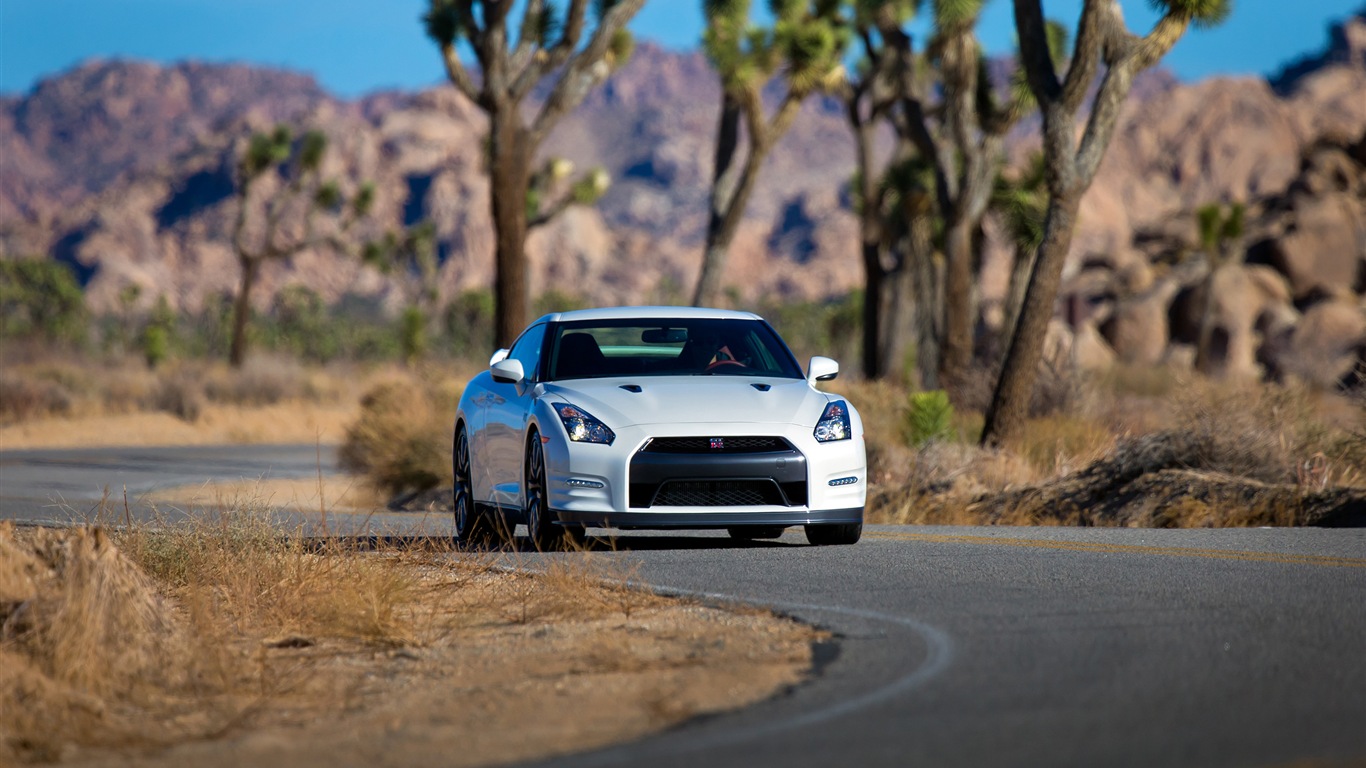 2013 닛산 GT-R R35 USA 버전의 HD 배경 화면 #2 - 1366x768