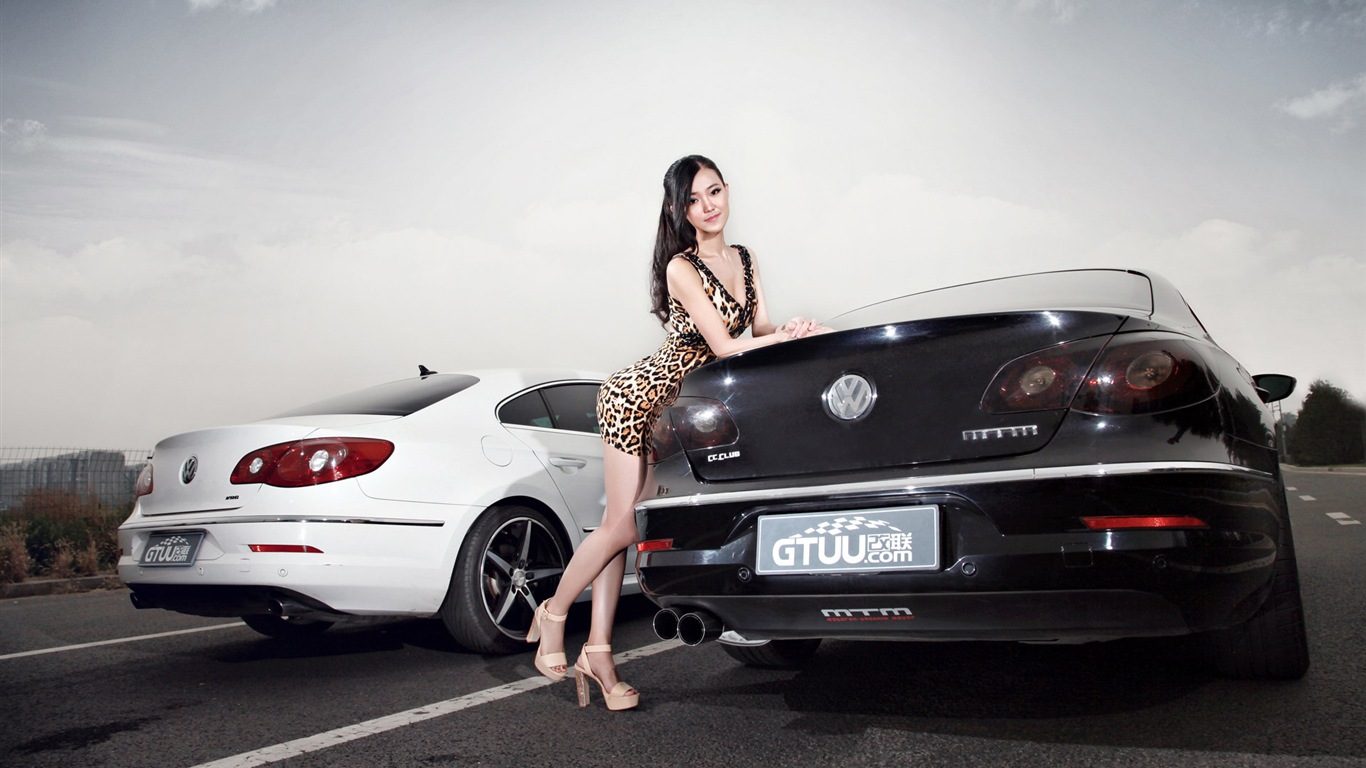 Красивое платье девушка с леопардом обои Volkswagen спортивный автомобиль #7 - 1366x768