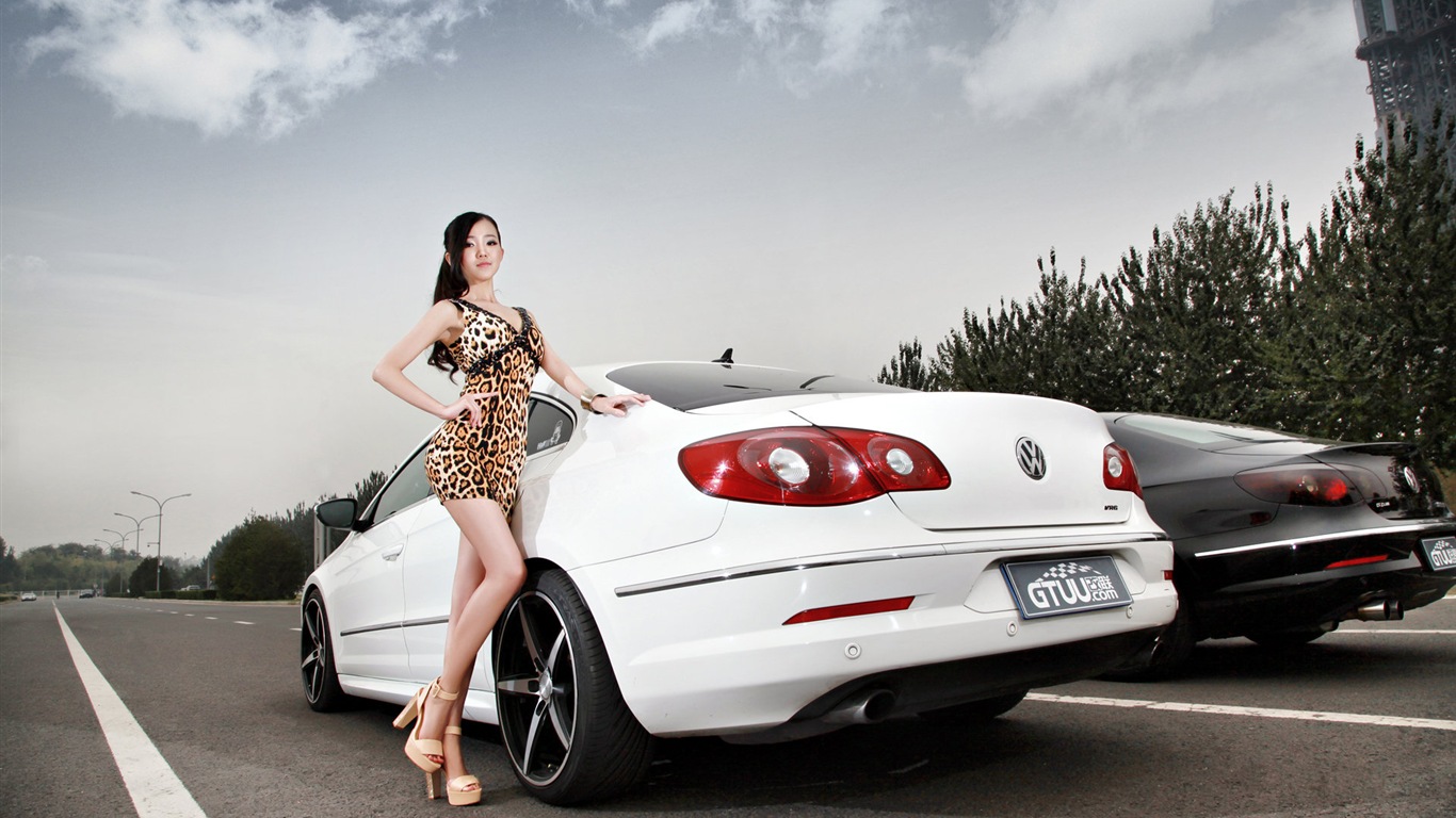 Beautiful leopard dress girl with Volkswagen sports car wallpapers #9 - 1366x768
