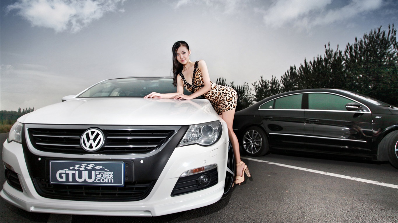 Красивое платье девушка с леопардом обои Volkswagen спортивный автомобиль #10 - 1366x768