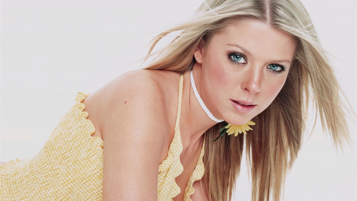 Tara Reid krásné Tapety na plochu #3 - 1366x768