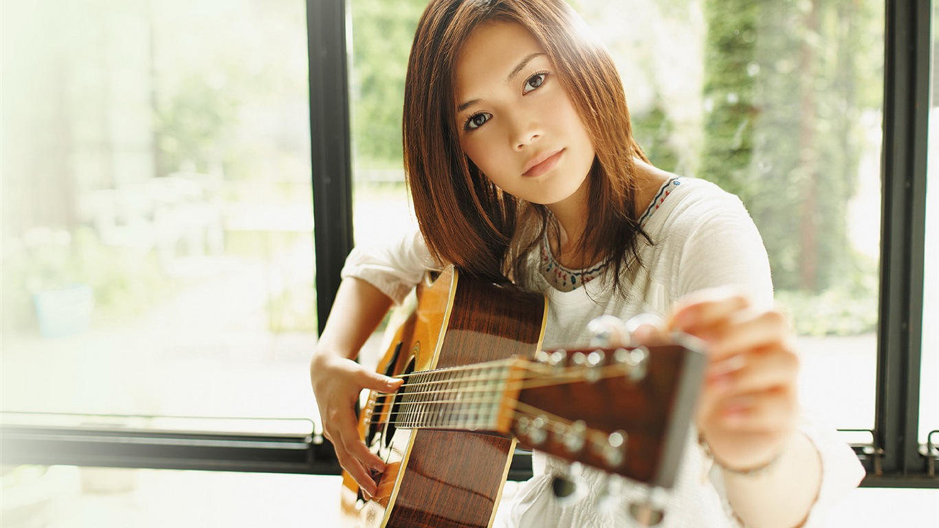 일본 가수 요시오카 유이의 HD 배경 화면 #1 - 1366x768
