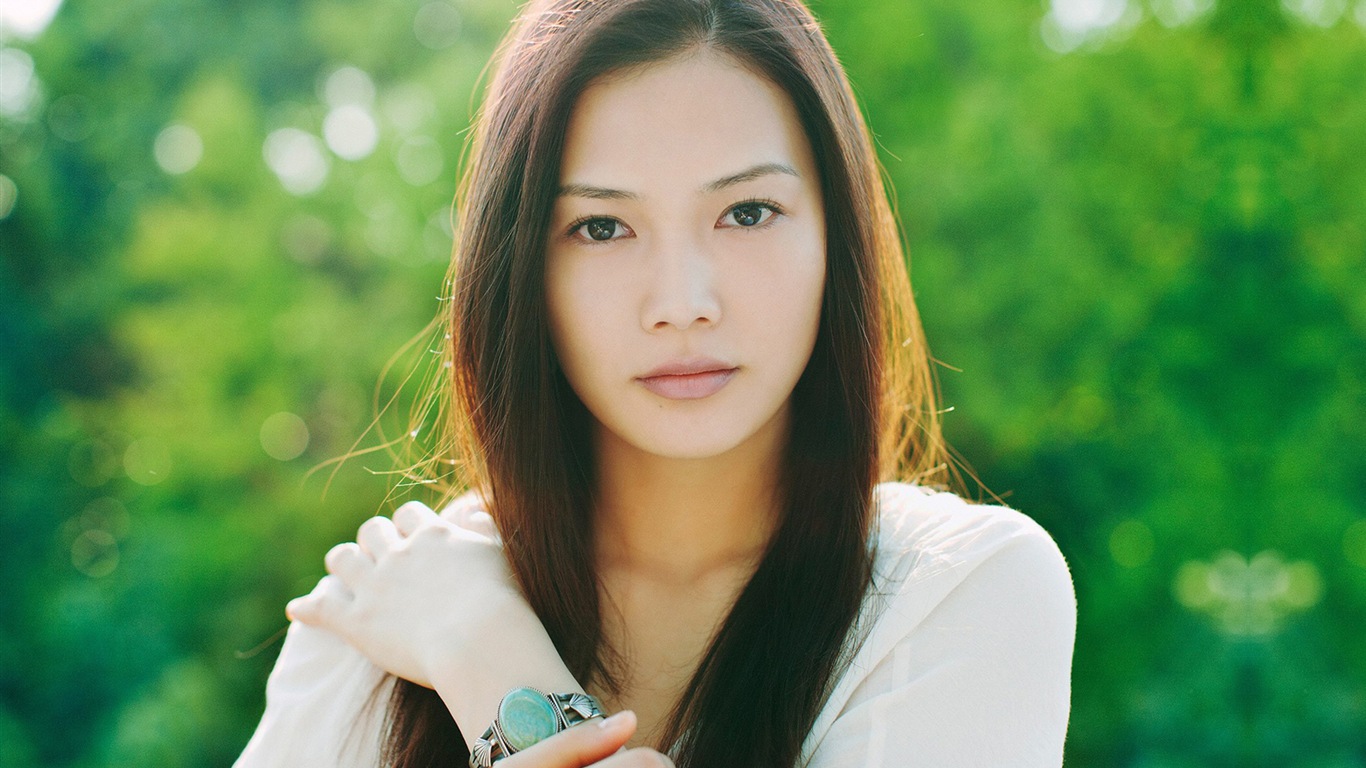 일본 가수 요시오카 유이의 HD 배경 화면 #15 - 1366x768