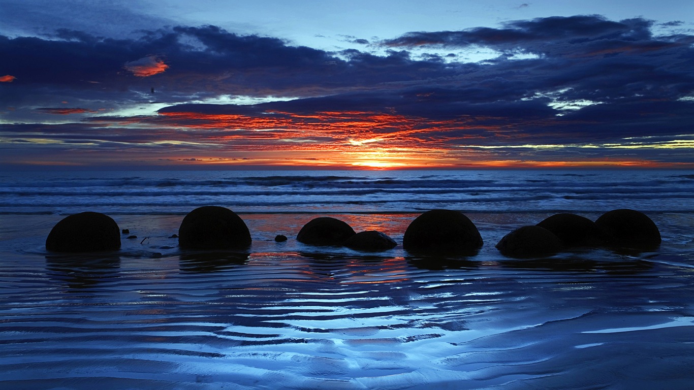 Windows 8 theme wallpaper: Beach sunrise and sunset views #14 - 1366x768