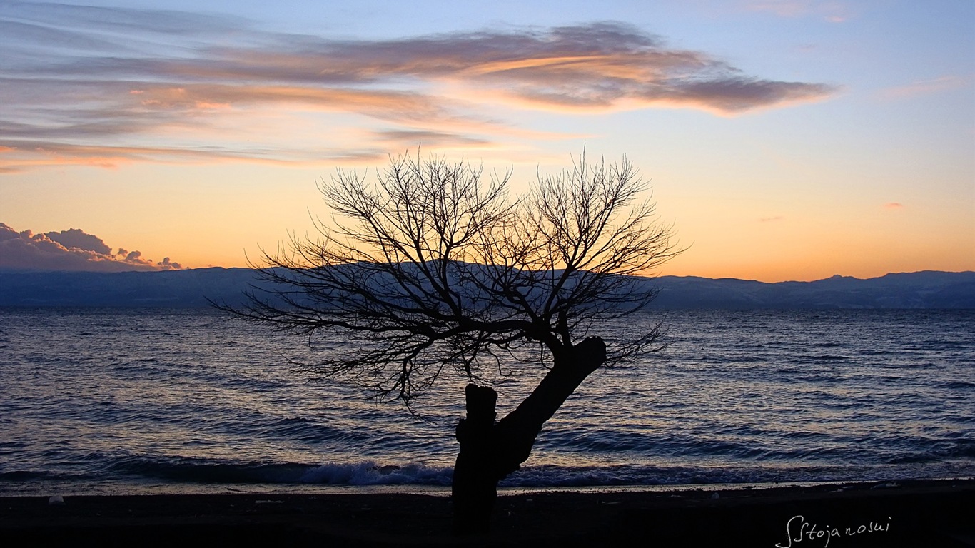 Po západu slunce, Lake Ohrid, Windows 8 téma HD Tapety na plochu #6 - 1366x768