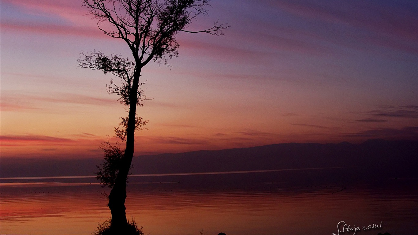 日落之后，奥赫里德湖，Windows 8 主题高清壁纸13 - 1366x768