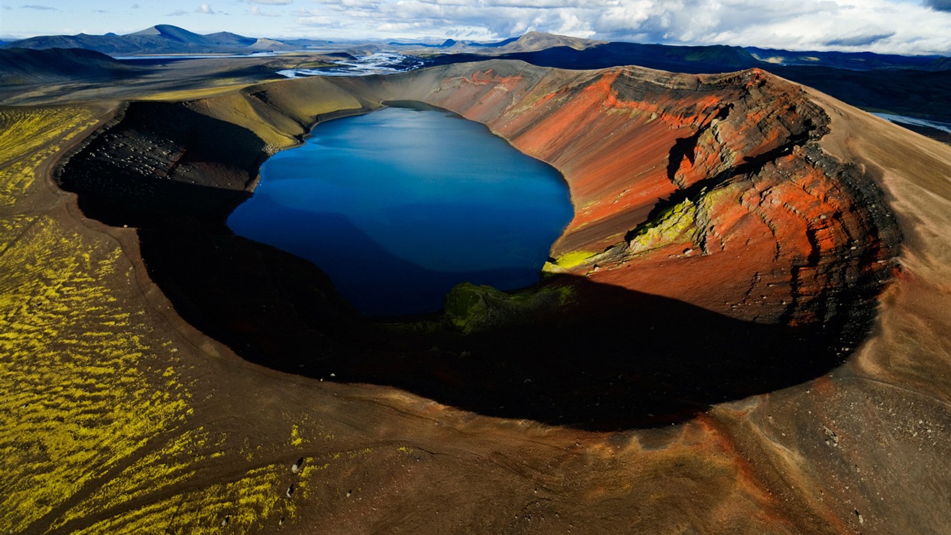 Volcanique paysage de lac fonds d'écran HD #2 - 1366x768