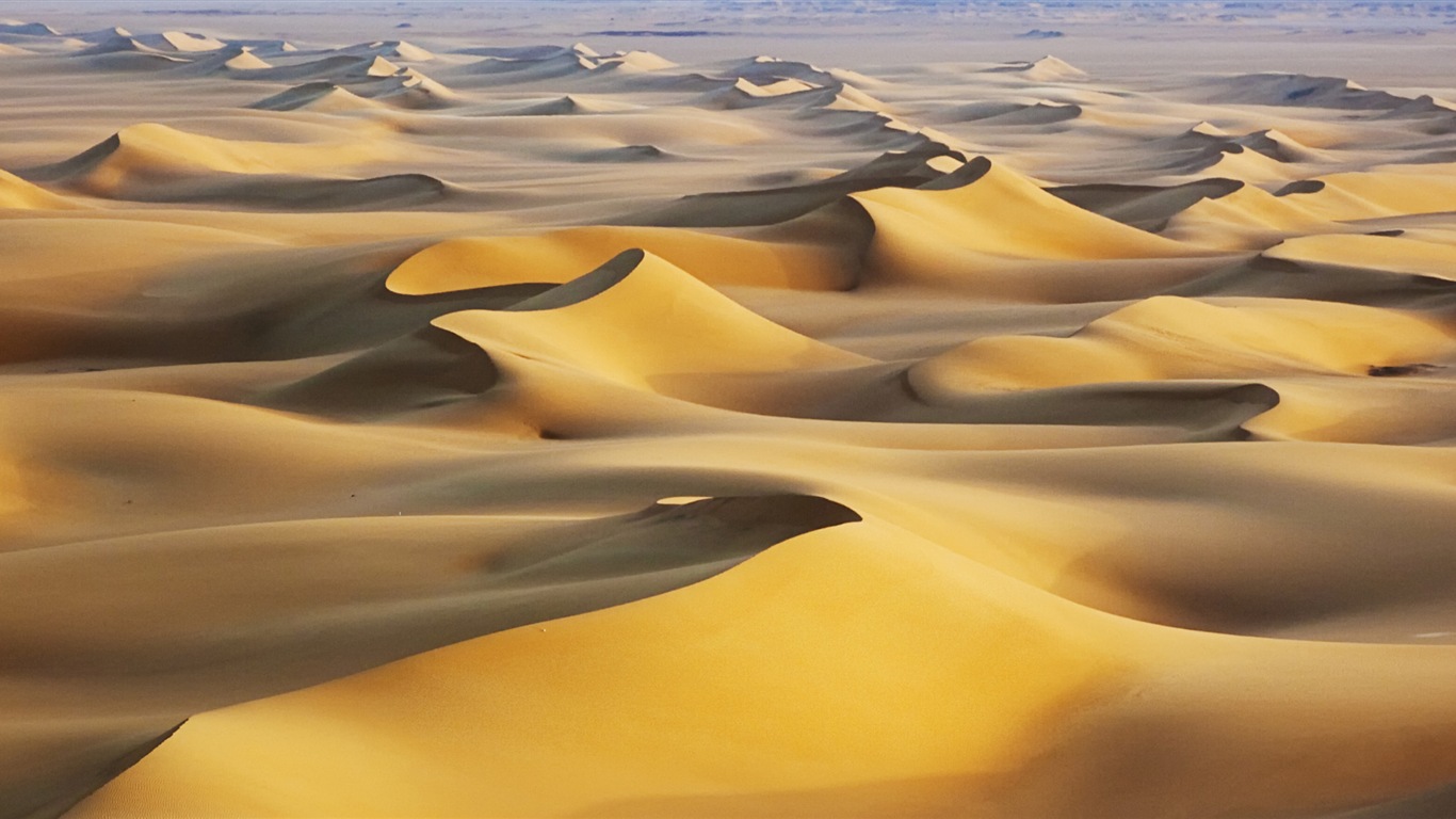 炎热干旱的沙漠，Windows 8 全景宽屏壁纸4 - 1366x768