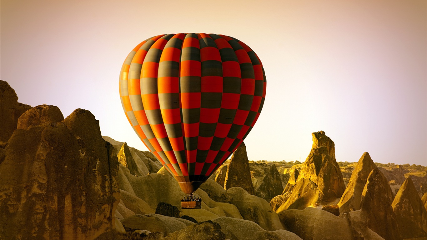 Ballon à air chaud de ciel, Windows 8 fonds d'écran thème HD #2 - 1366x768