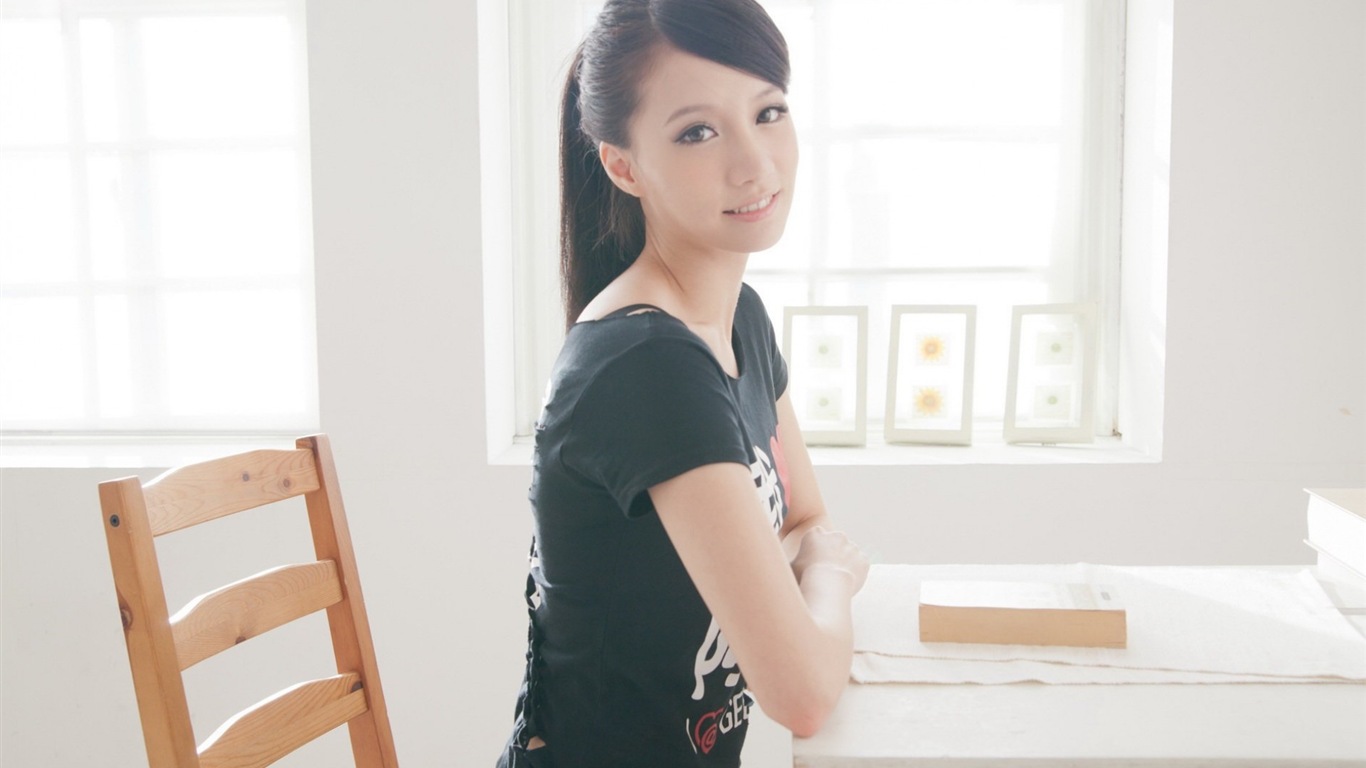 Taiwan Mädchen Innen SunnyLin HD Wallpaper #4 - 1366x768