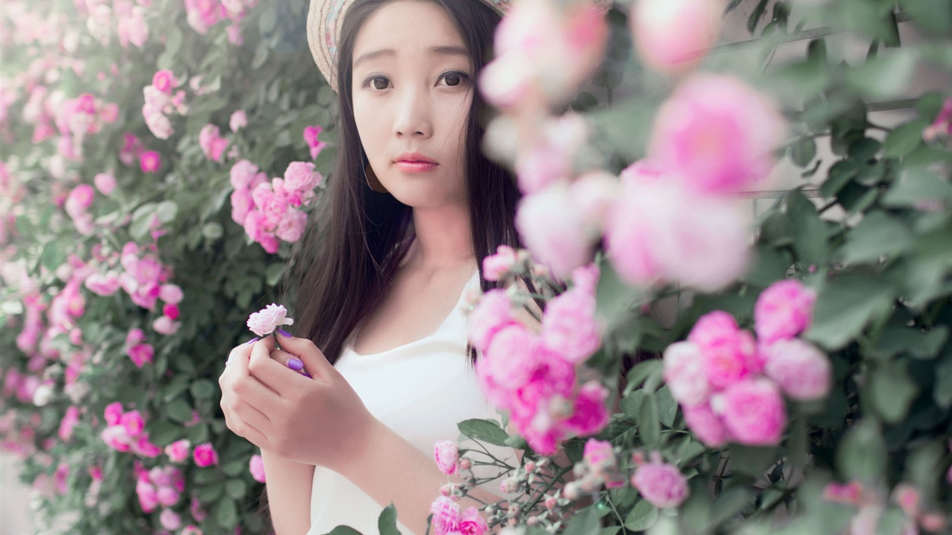 Krásná dívka s růží květ HD tapety #1 - 1366x768
