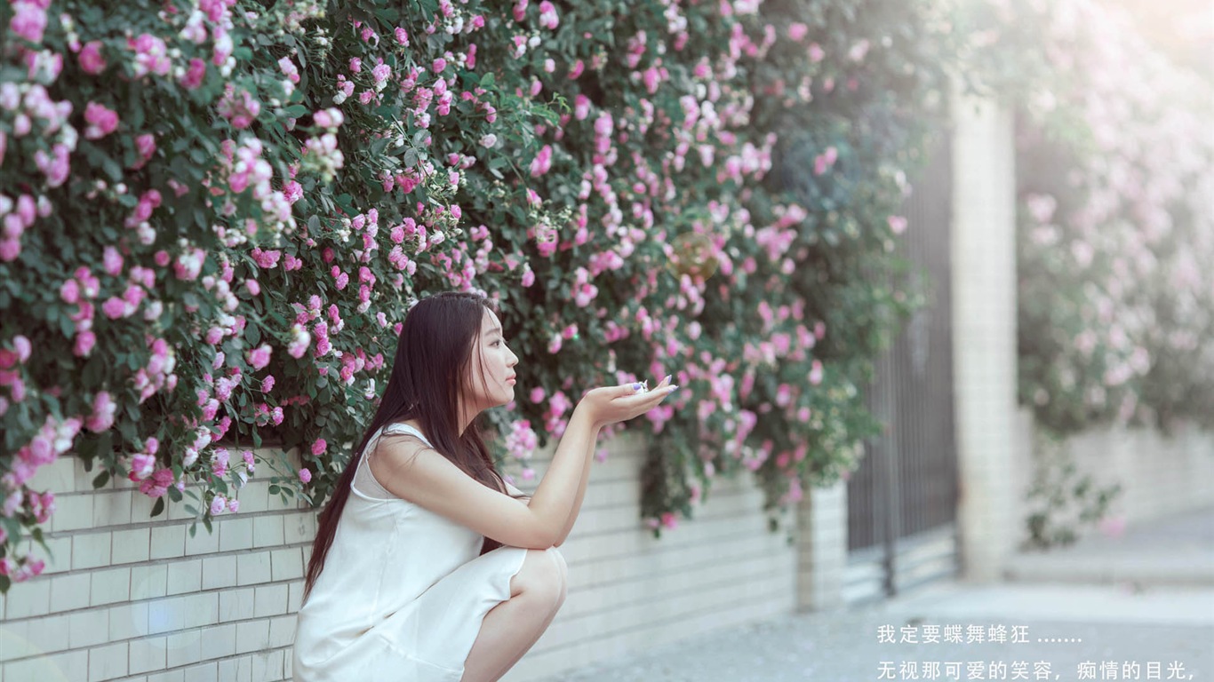 Krásná dívka s růží květ HD tapety #5 - 1366x768