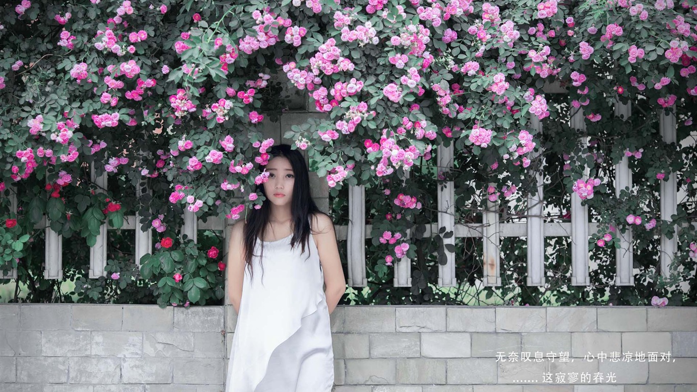 Belle fille avec des roses fleurs fonds d'écran HD #7 - 1366x768