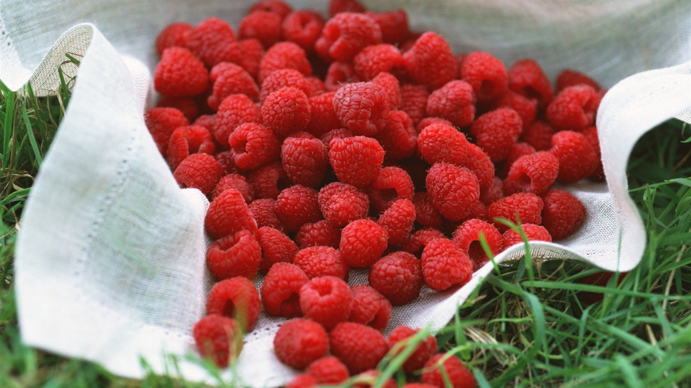 Sweet red raspberry HD wallpapers #3 - 1366x768