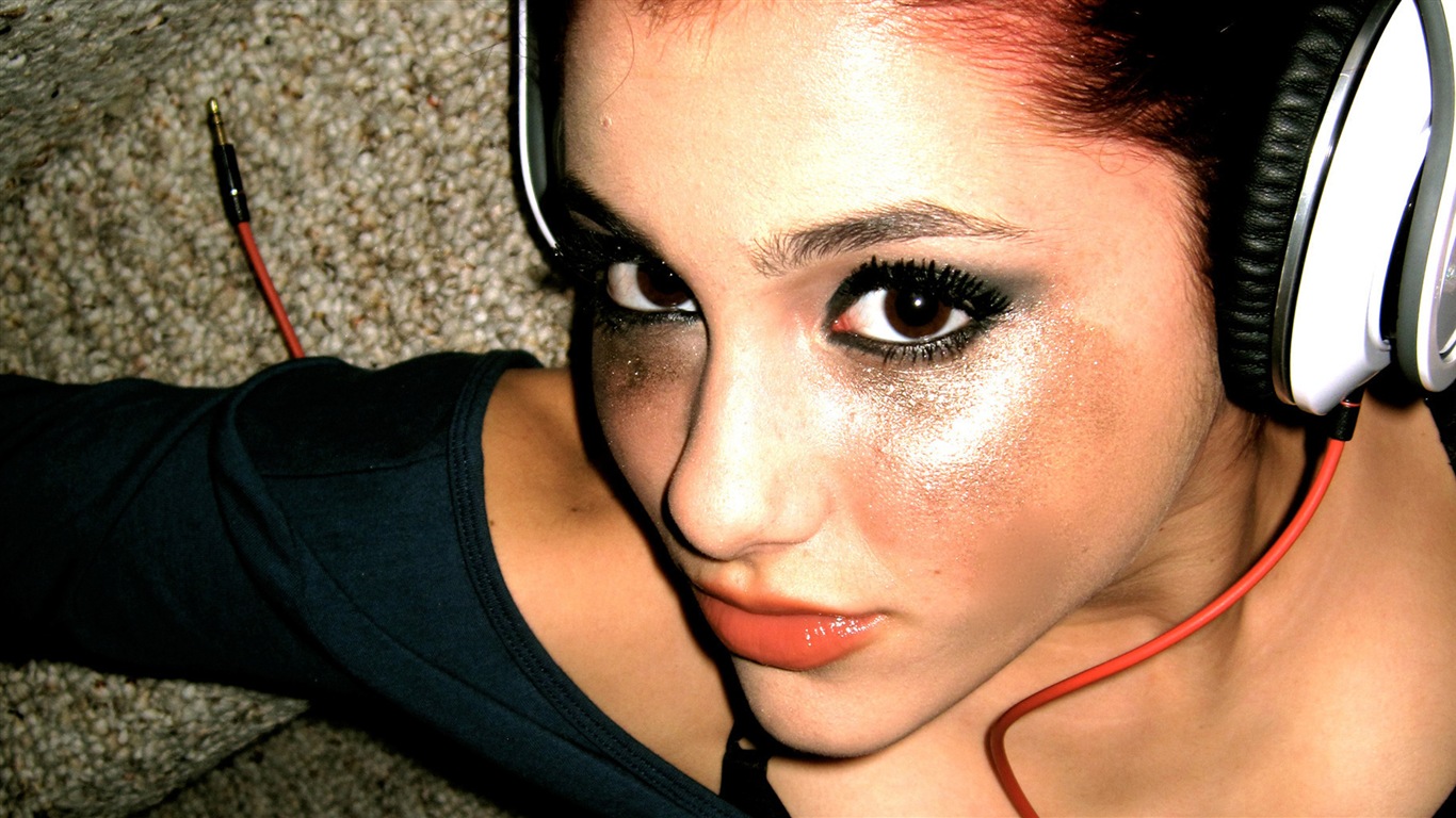 Ariana Grande HD tapety na plochu #5 - 1366x768