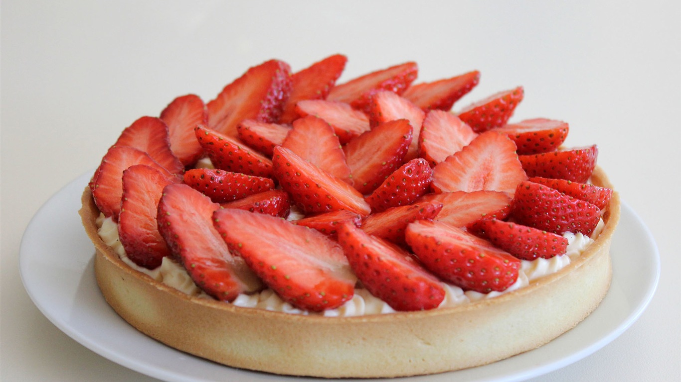 Delicious strawberry cake HD wallpapers #11 - 1366x768
