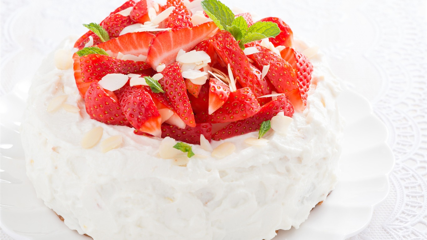 Delicious strawberry cake HD wallpapers #19 - 1366x768