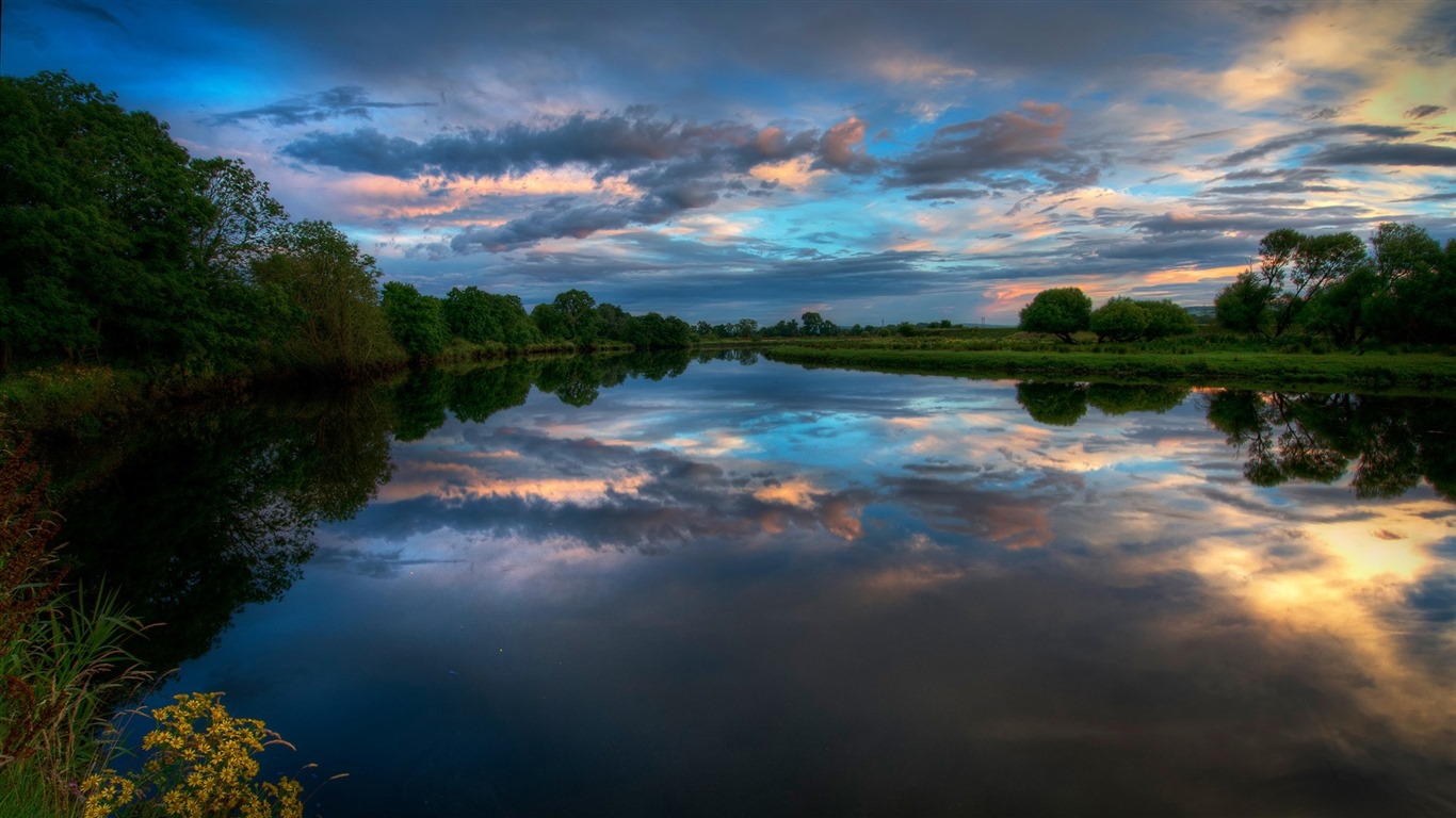 Les arbres, les montagnes, l'eau, lever et coucher du paysage de nature, fonds d'écran HD #8 - 1366x768