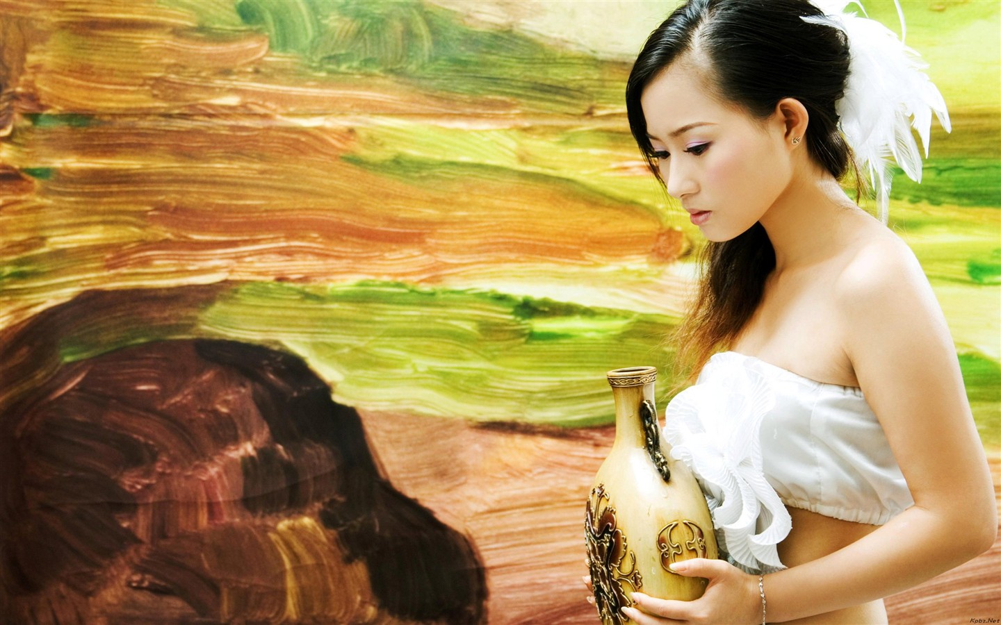 油画背景前的白衣美女5 - 1440x900