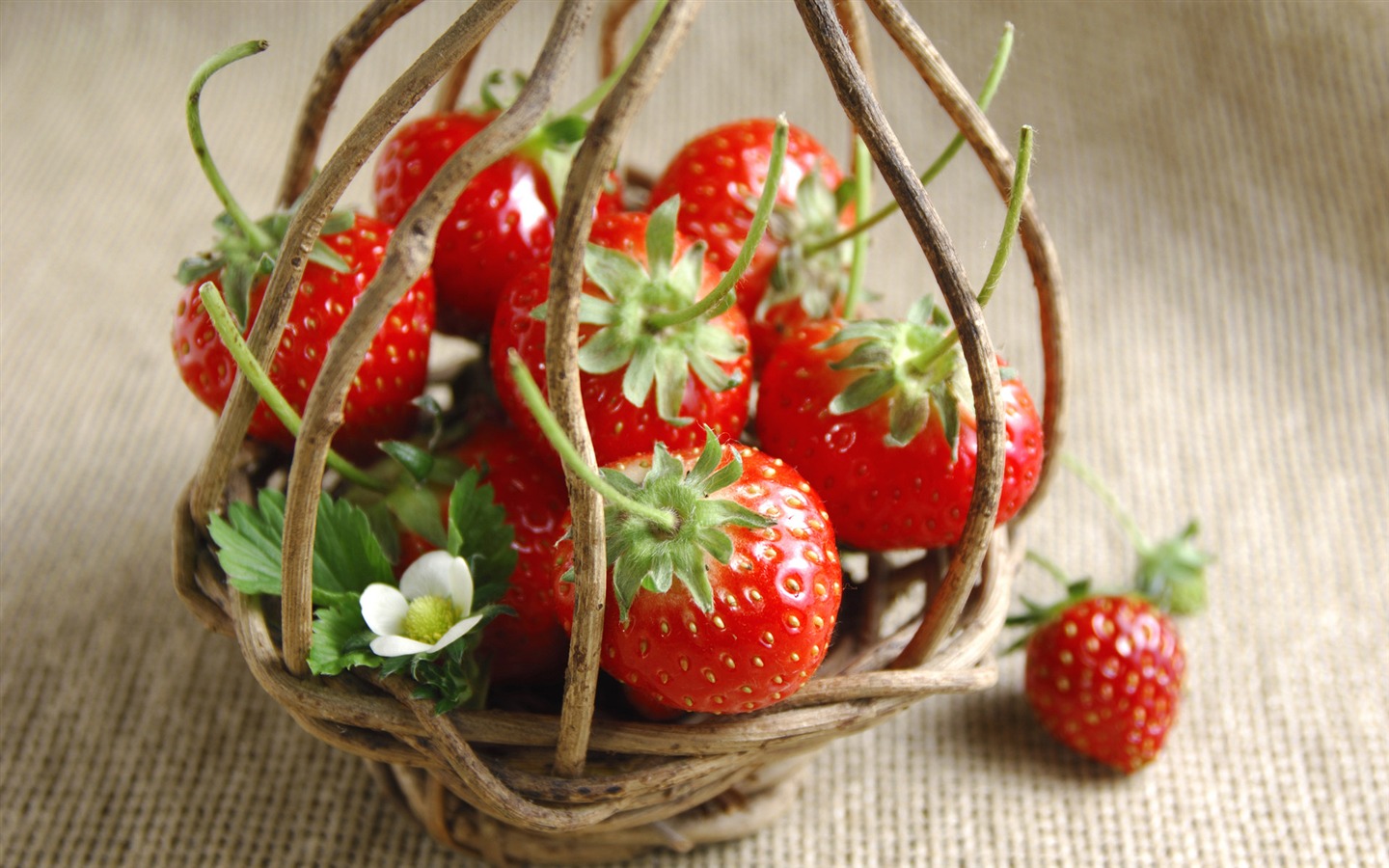 HD wallpaper fresh strawberries #12 - 1440x900