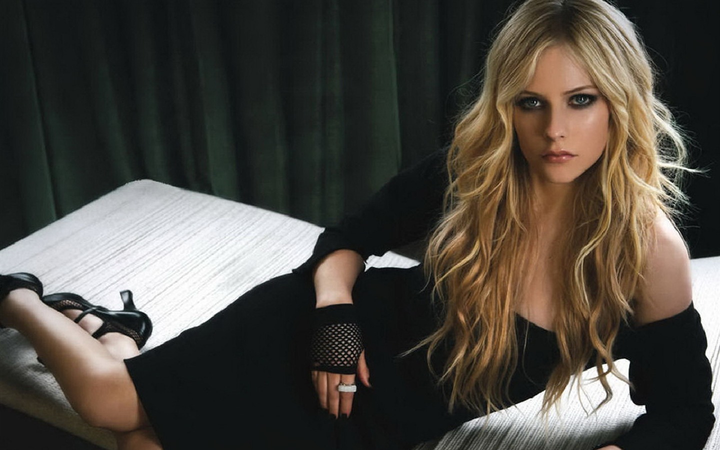 Avril Lavigne 艾薇儿·拉维妮 美女壁纸(三)42 - 1440x900