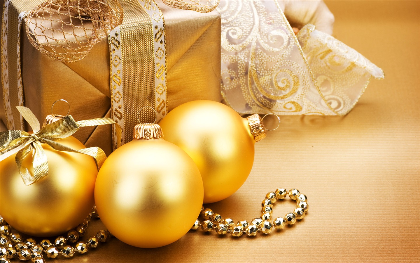 Christmas balls wallpaper (1) #11 - 1440x900