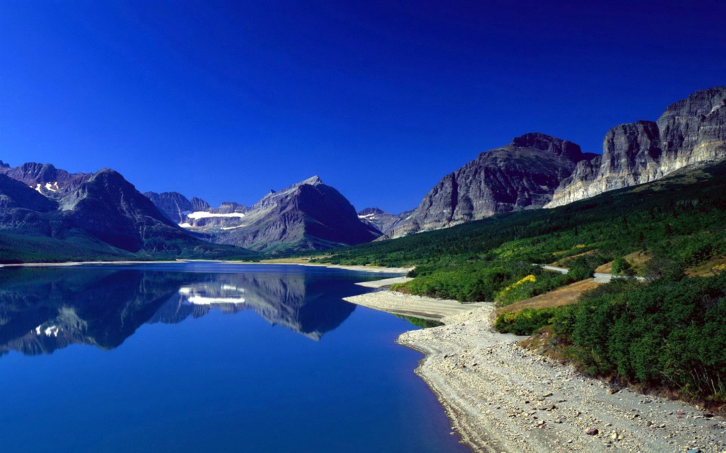 Réflexion dans le fond d'un paysage naturel de l'eau #3 - 1440x900