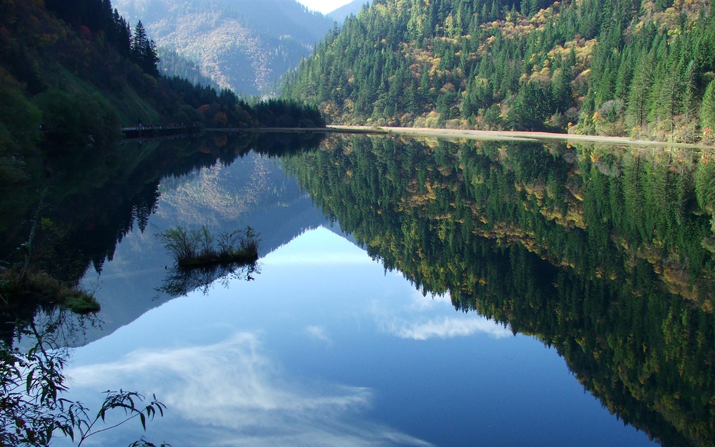 Réflexion dans le fond d'un paysage naturel de l'eau #16 - 1440x900