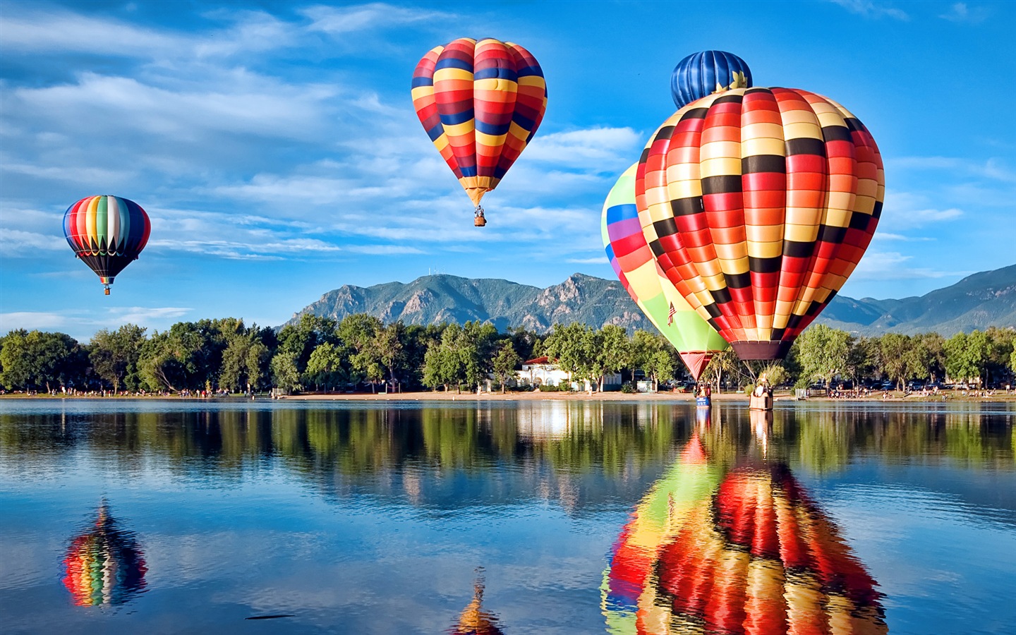 Радуга воздушный шар, Windows 8 тема HD обои #1 - 1440x900
