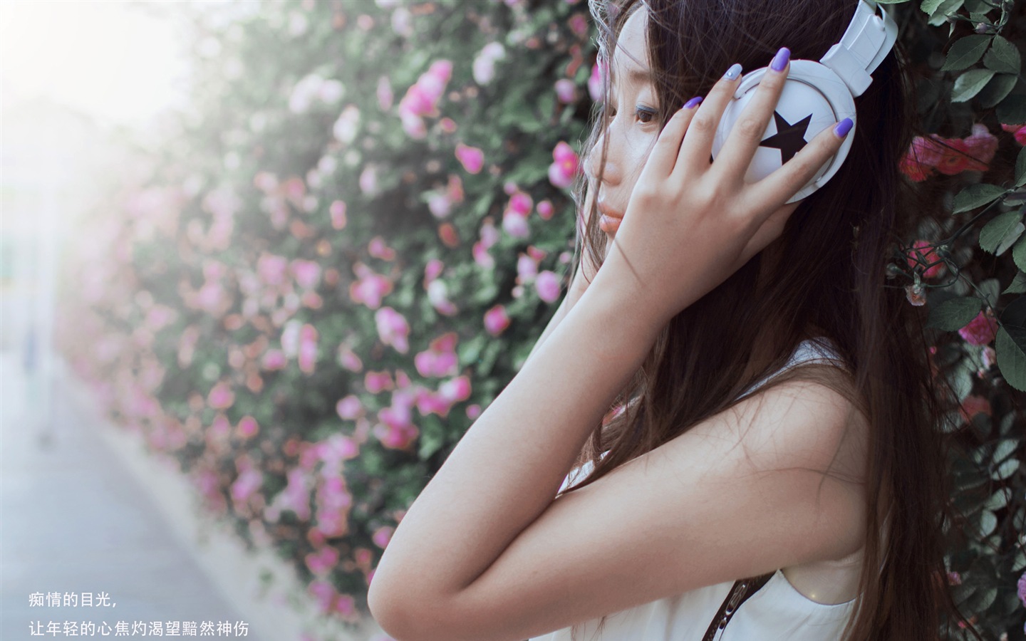 Krásná dívka s růží květ HD tapety #2 - 1440x900