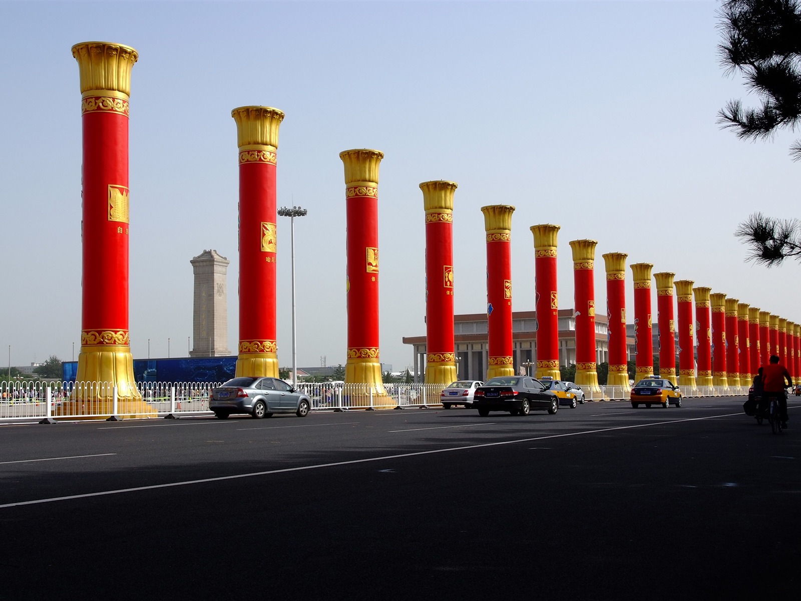 Costumes, Tiananmen Square (rebar works) #2 - 1600x1200