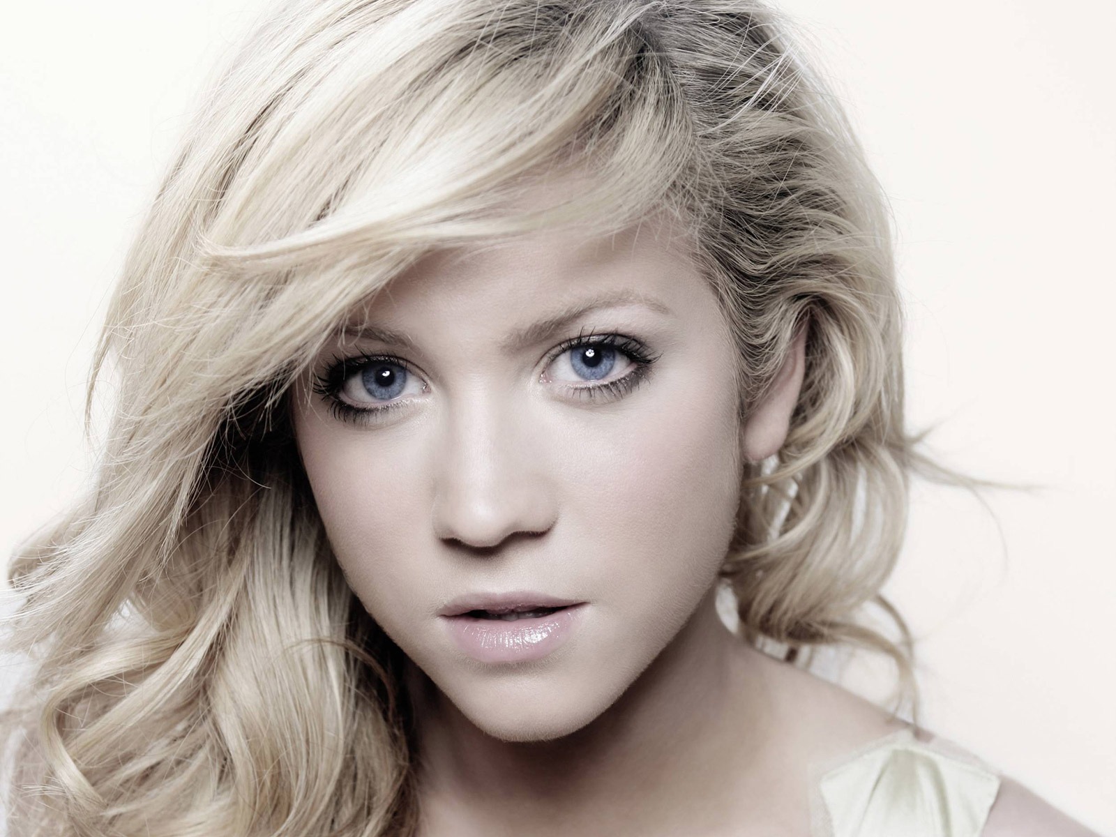 Brittany Snow hermosos fondos de escritorio #12 - 1600x1200