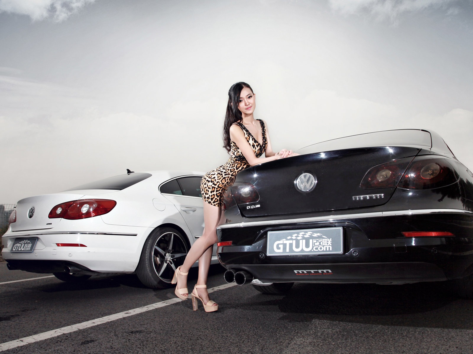 Красивое платье девушка с леопардом обои Volkswagen спортивный автомобиль #7 - 1600x1200