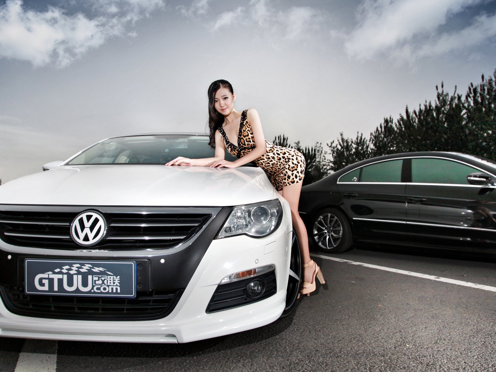 Красивое платье девушка с леопардом обои Volkswagen спортивный автомобиль #10 - 1600x1200