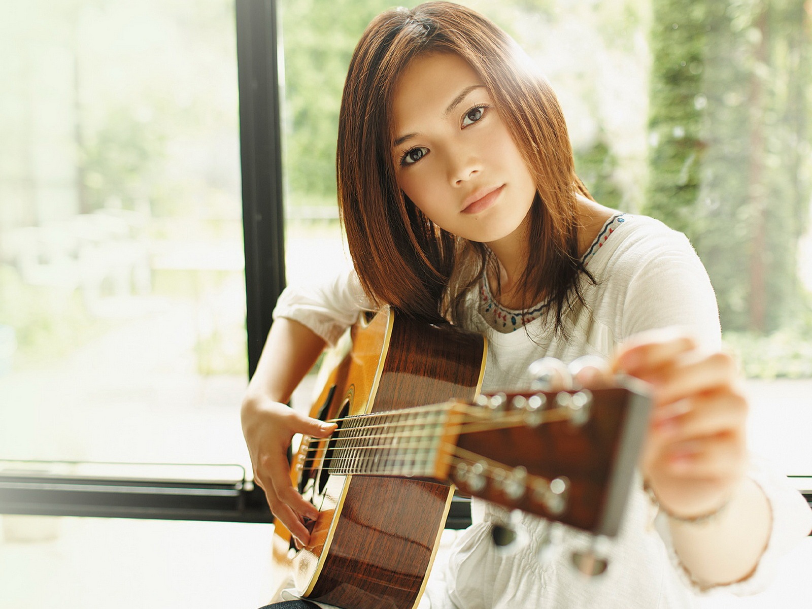 일본 가수 요시오카 유이의 HD 배경 화면 #1 - 1600x1200