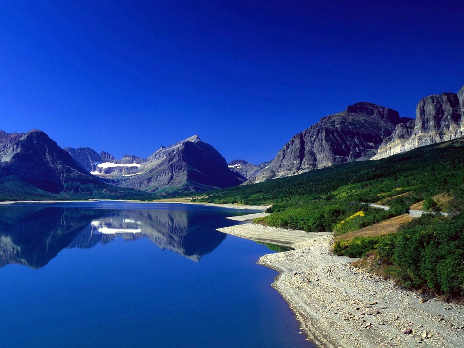 Reflection in the water natural scenery wallpaper #3 - 1600x1200