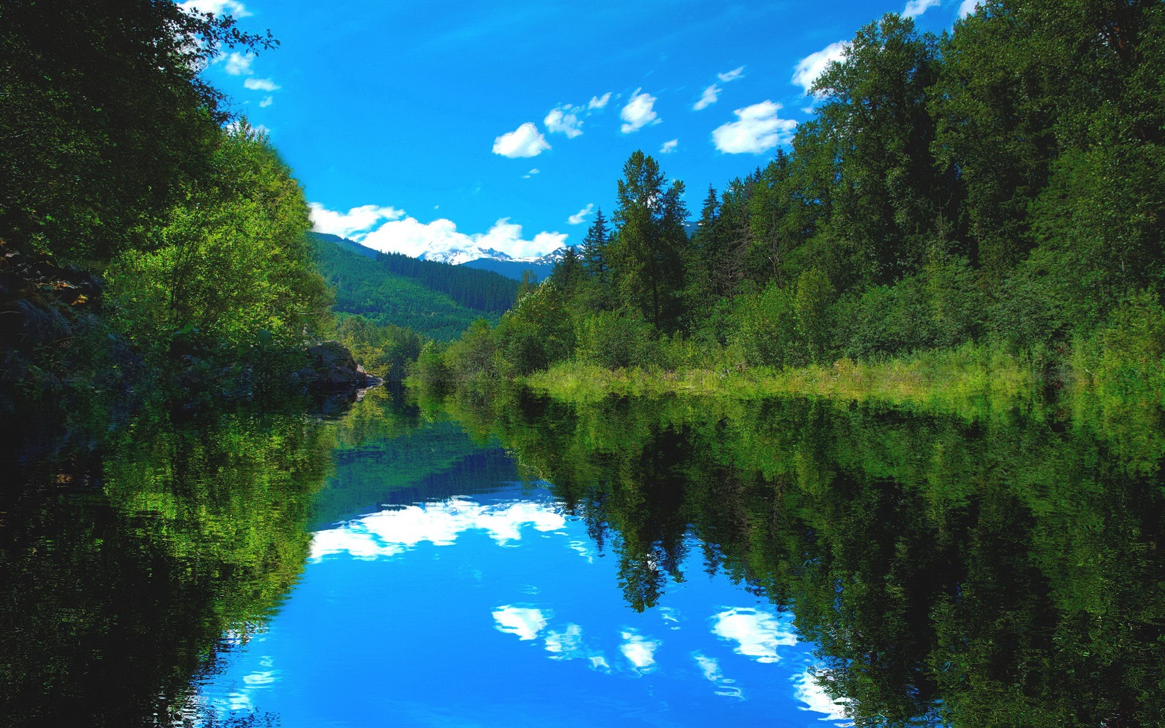 Réflexion dans le fond d'un paysage naturel de l'eau #4 - 1680x1050