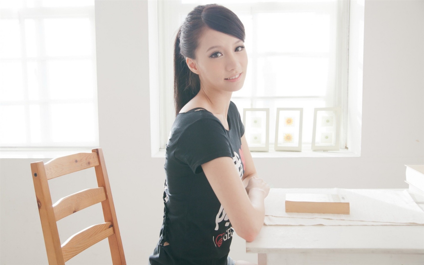 Тайвань девушки в помещении обои SunnyLin HD #4 - 1680x1050