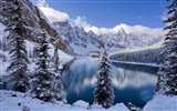 Зима, снег, горы, озера, деревья, дороги HD Обои #12